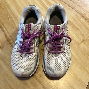 Women’s brooks ghost 12 shoes size 9.5